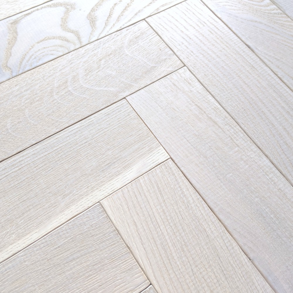 Fischgrät Eiche Noblesse Polar White Fischgrät mit natürlicher Hobel-Oberfläche