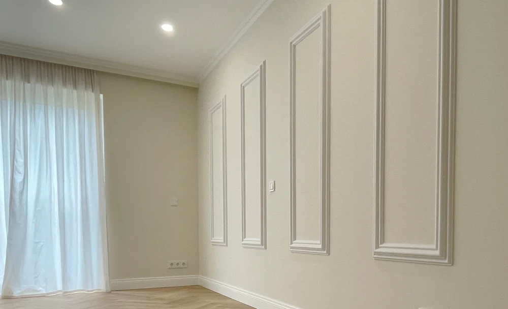 ORAC Wohnraum mit hellem Fischgrätparkett und Stuckdecor