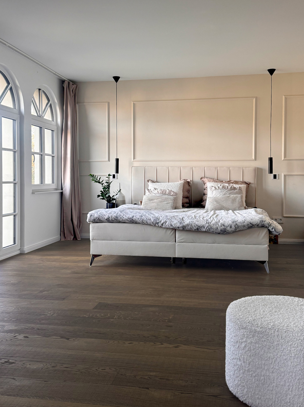 Dielen Eiche Chestnut - Sägerau Dunkelbraune Eichendielen im Schlafzimmer