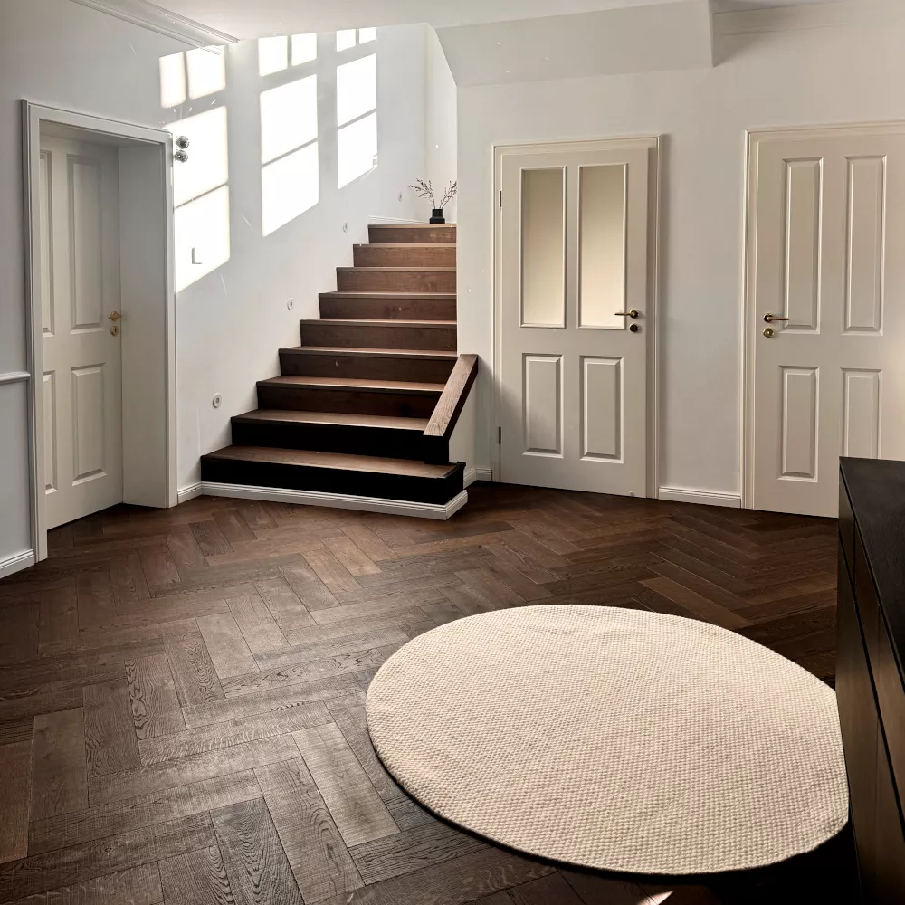 Dunkelbraunes Fischgrätparkett 