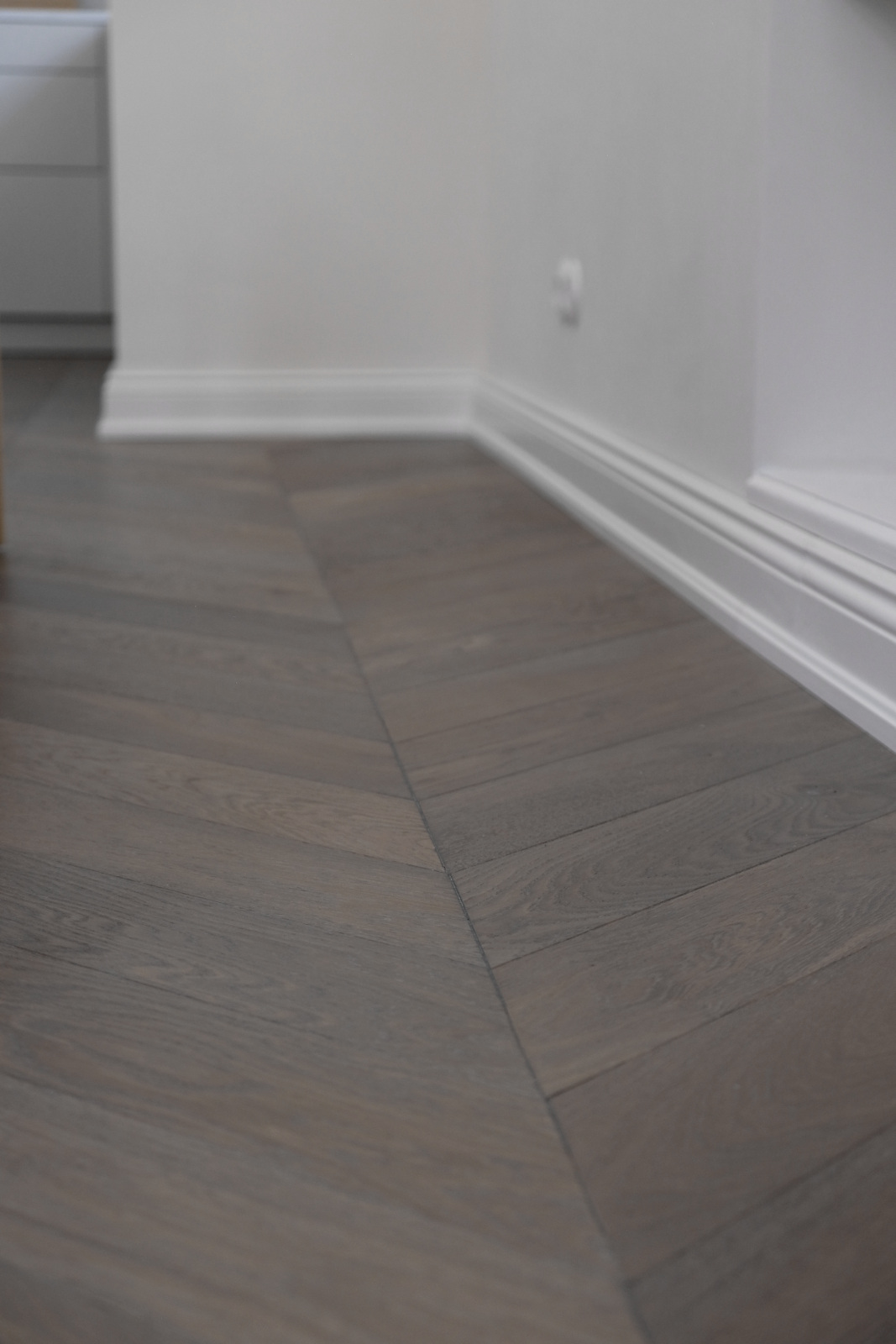 Französisches Fischgrät 45° Winkel, Ile Tudy Chevron, Eichenparkett, Räuchereiche, graubraunes Parkett