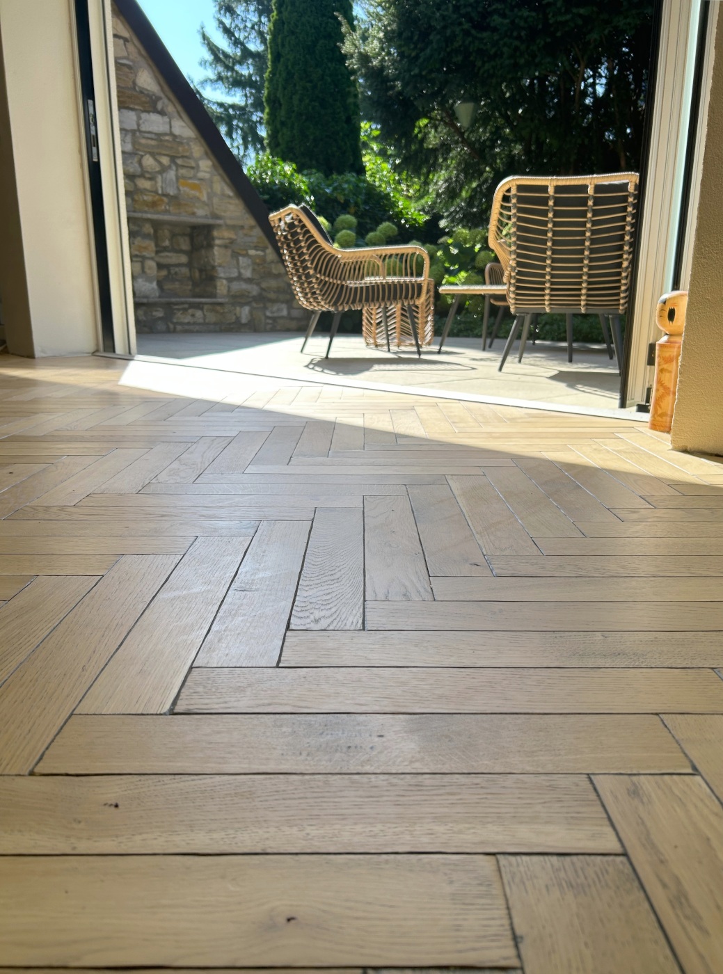 Massivholzparkett mit farblich abgesetzten Kanten