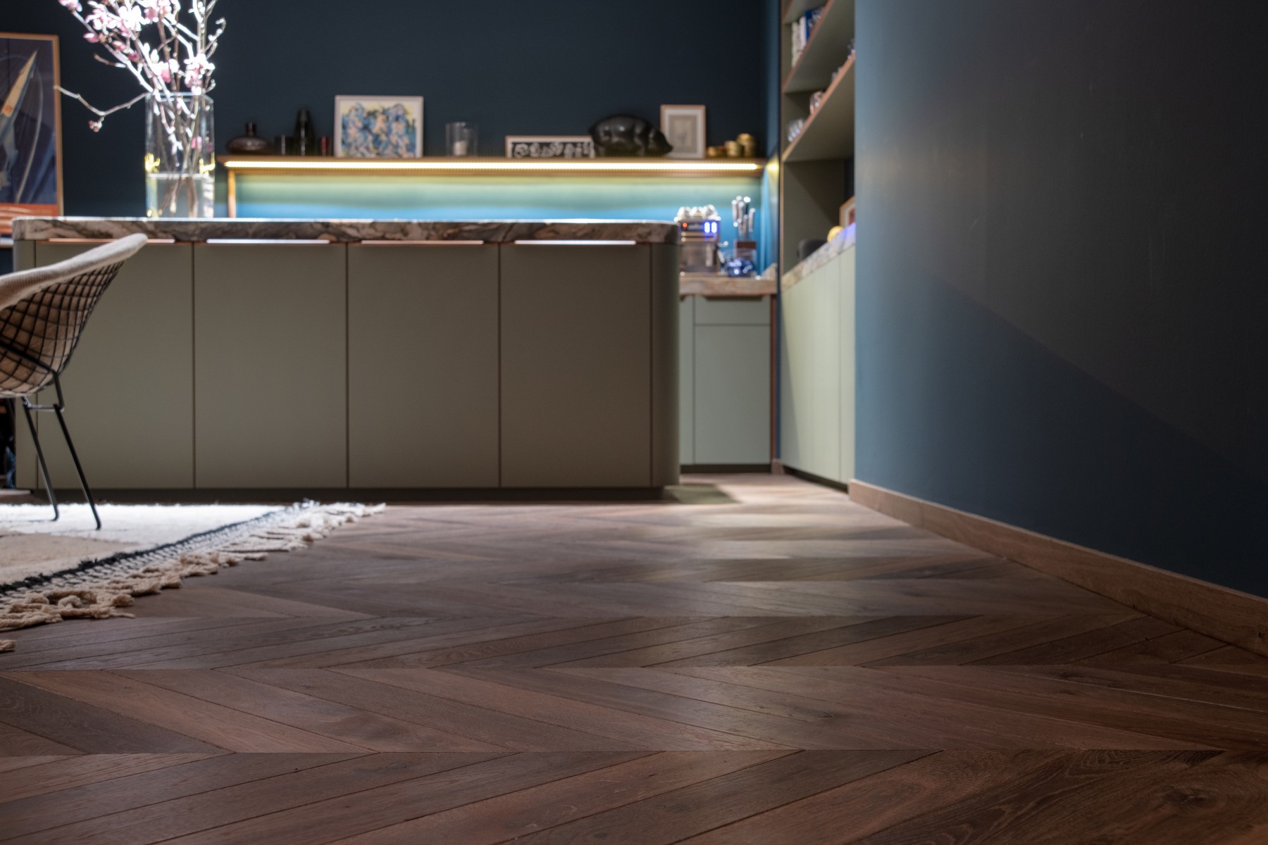 Französisches Fischgrät Eiche Antik Räuchereiche Antibes Chevron Antikbearbeitung