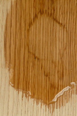 Entfernung eines Wasserflecks auf Parkettboden mit Oxalsäure Fleckentfernung mit Oxalsäure