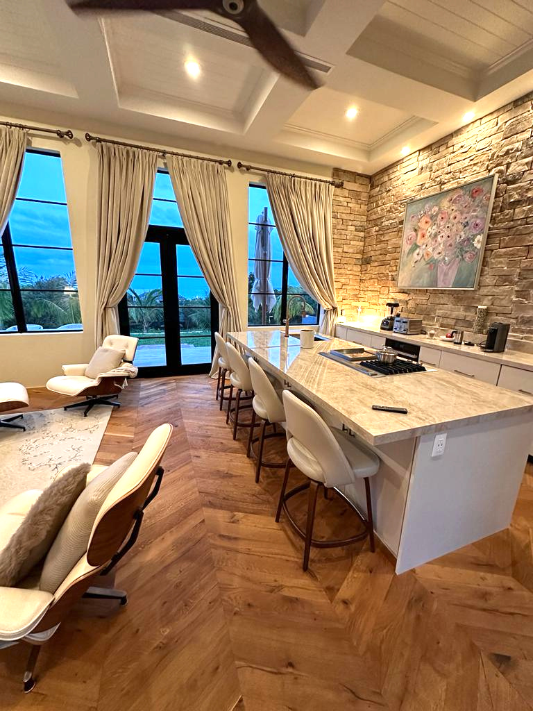 Französisches Fischgrät Altholz im Cottage auf den Bahamas Chevron Altholzparkett Karibik