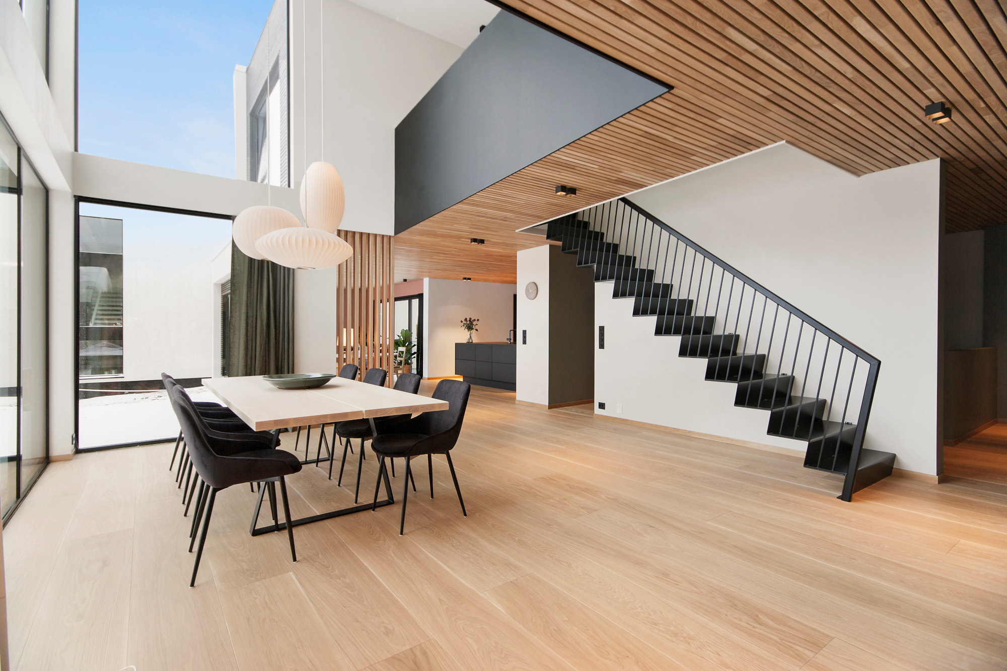 Decke mit Akustikpaneele Espe Golden, Dielen im Farbton Clear White, Sortierung Living Raum mit hellem Parkett und Akustikpaneelen an der Decke