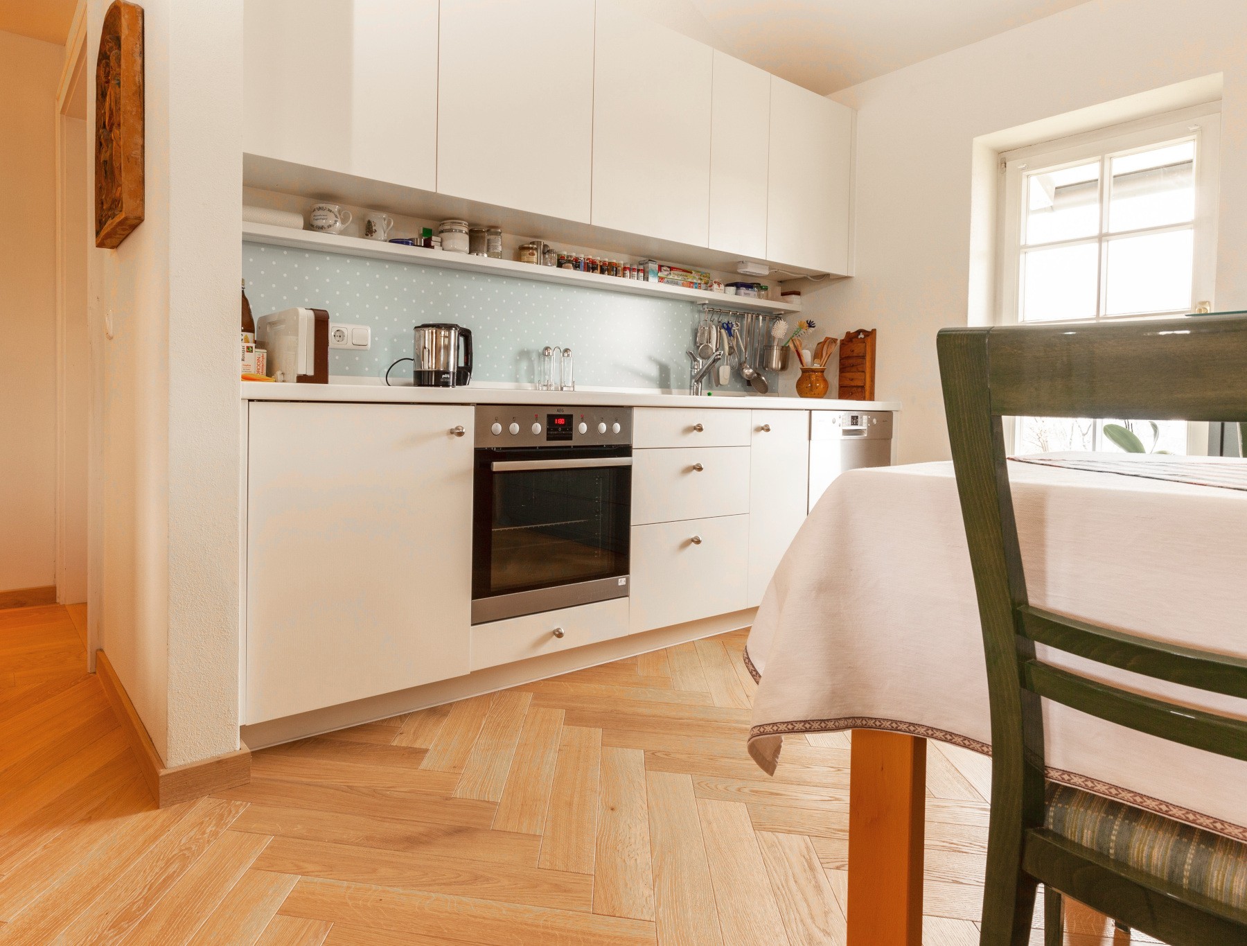 Fischgrät Eiche Clear White Helles Fischgrät Parkett in der Küche