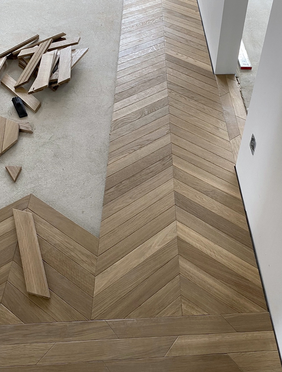 Französisches Fischgrät: Eiche Antik Smoky Horse - Greige Chevron Antikparkett Räuchereiche saskia_li