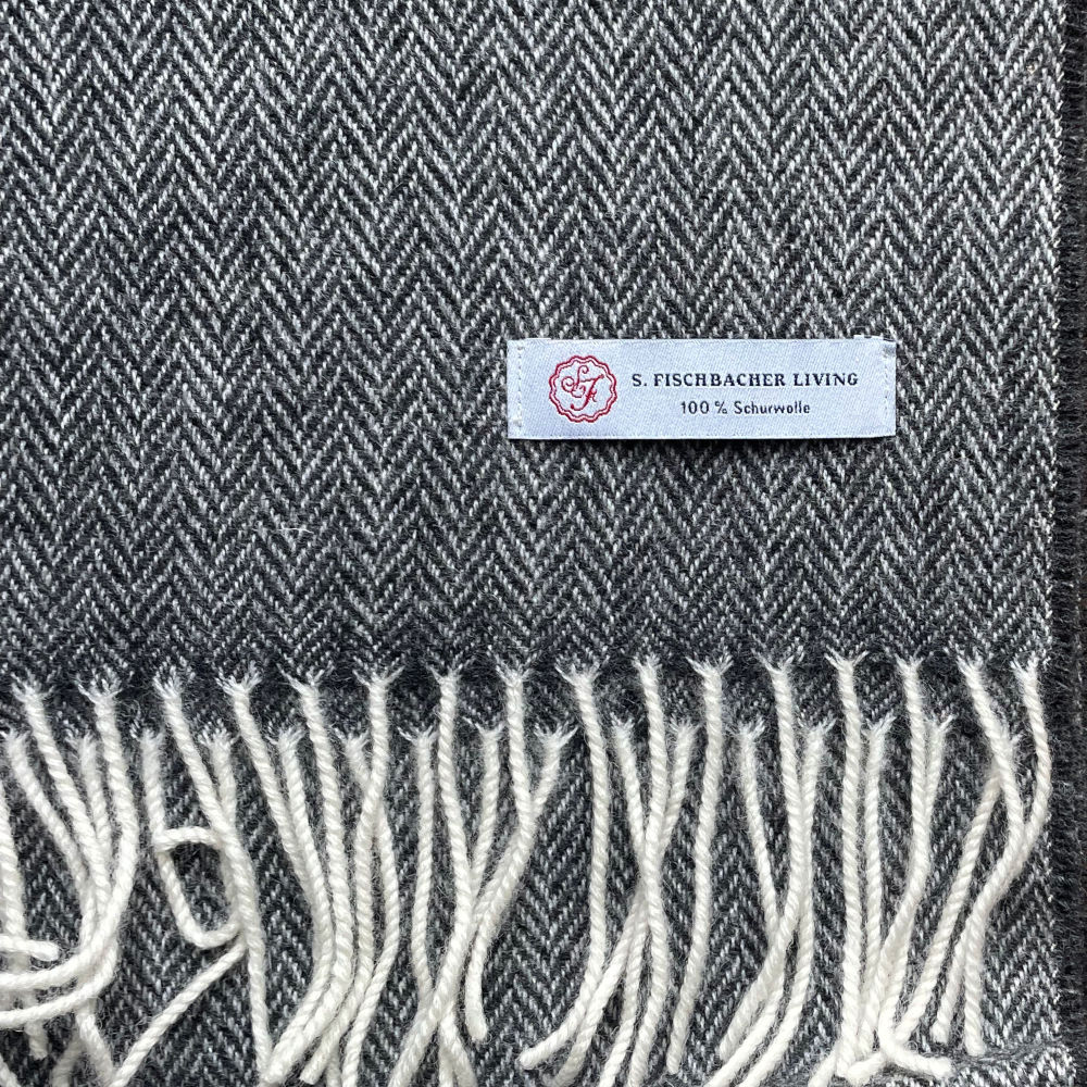 Schwarzer Wollschal, Lambswool, Schafwolle, Heringbone
