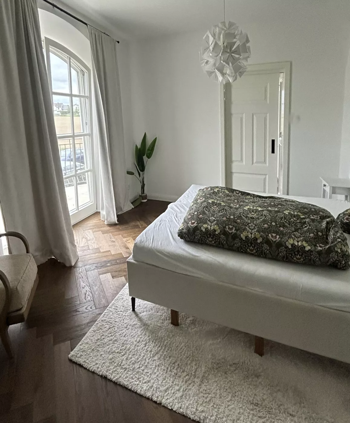 Dunkles Fischgrätparkett