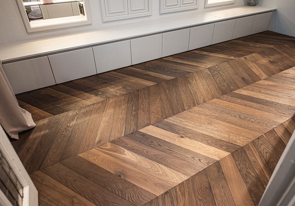 Französisches Fischgrät Eiche Colombian im Loft Chevron Räuchereiche Sanierung