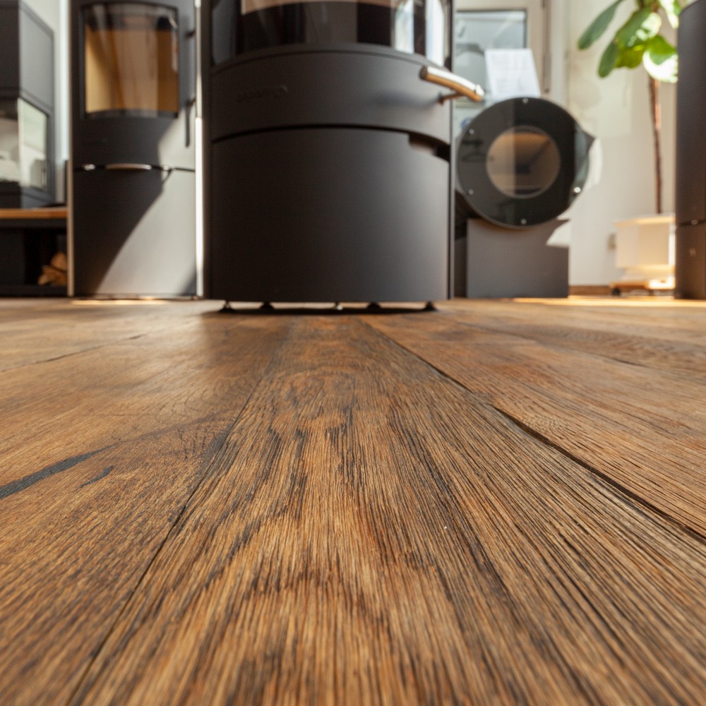 Wirtshausboden Eichendielen Avignon Massivholzdielen, Massivdielen, Handarbeit, robuste Eichendielen, Kachelofen