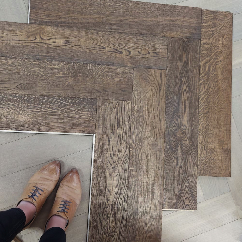 Parkettauswahl im Showroom