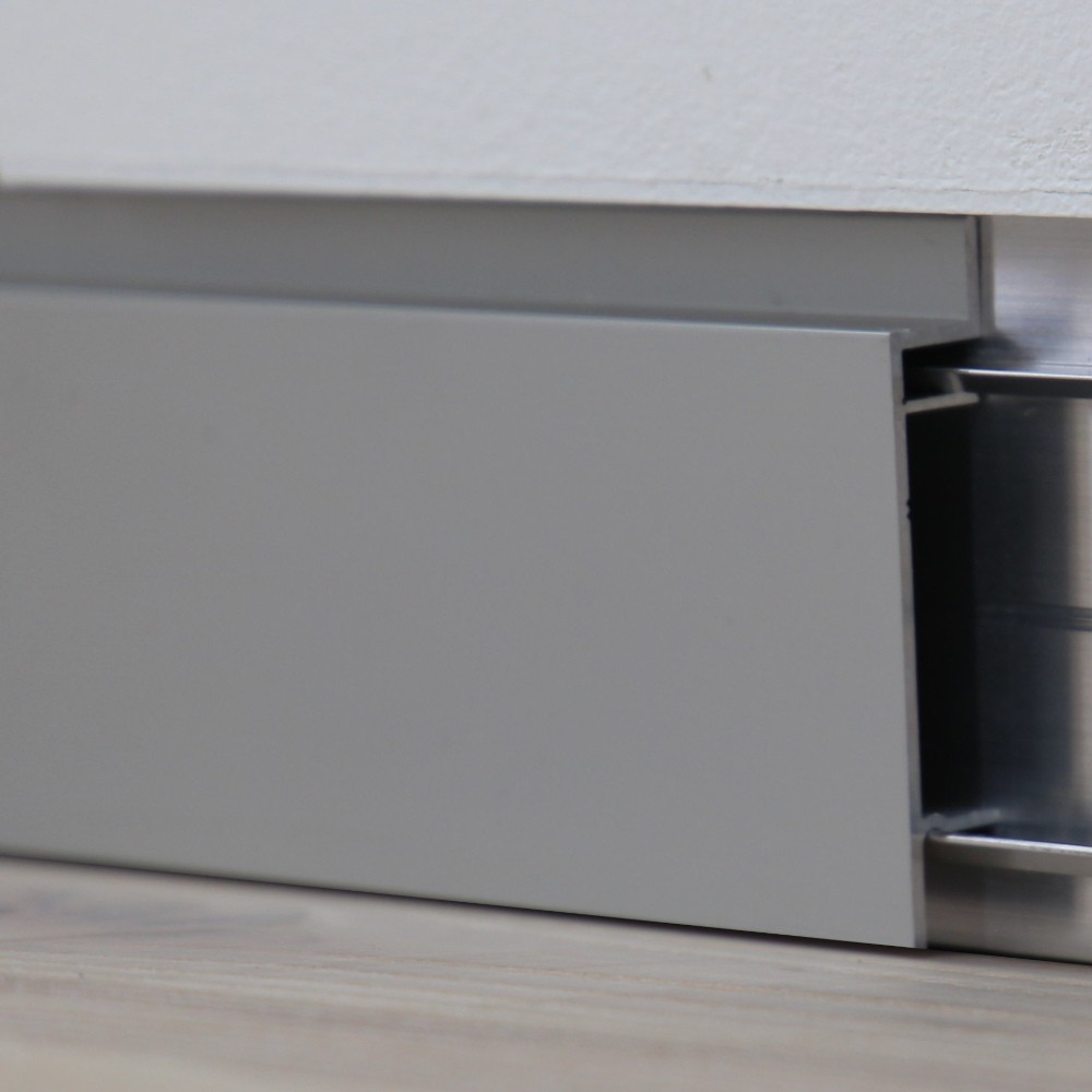 Wandbündige Sockelleiste mit Schattenfuge Wandbündige Sockelleiste mit Metallprofil