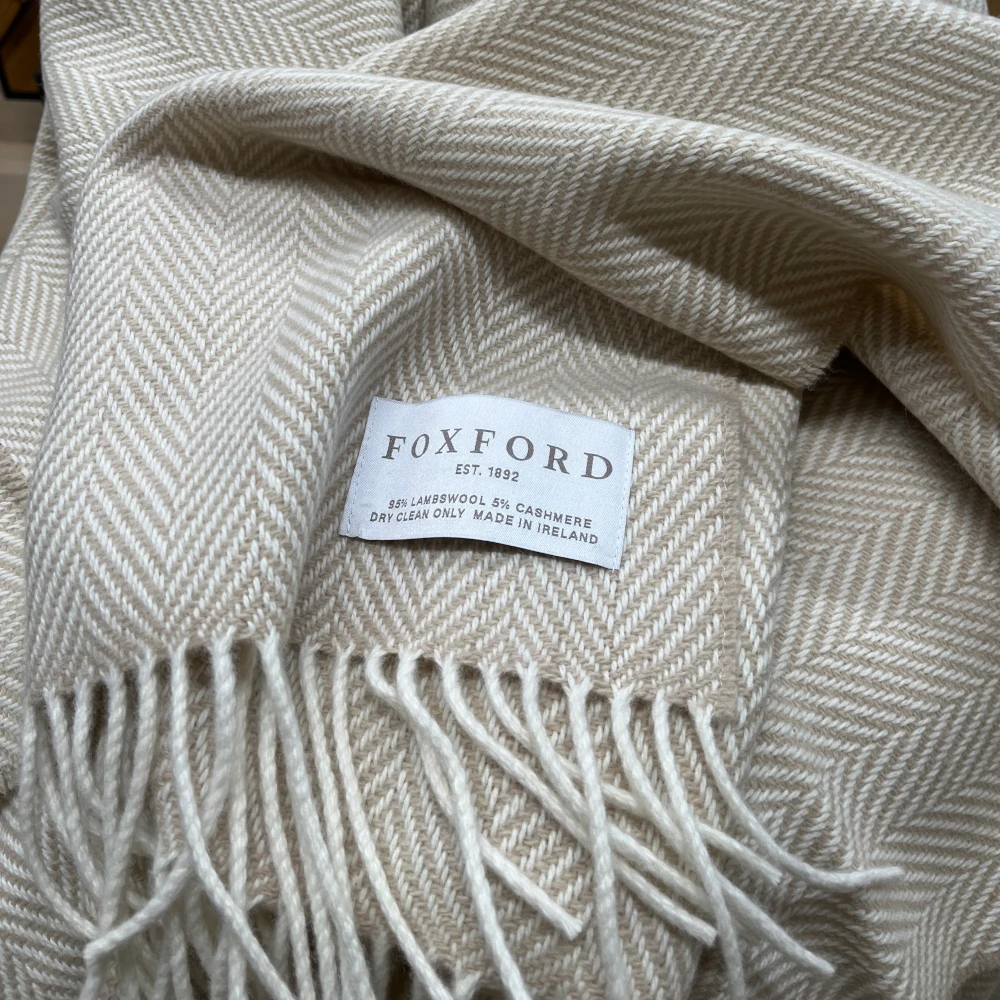 Plaid Cashmere Merino von Foxford - Cafè Latte  Plaid Cashmere Merino von Foxford - Cafè Latte
