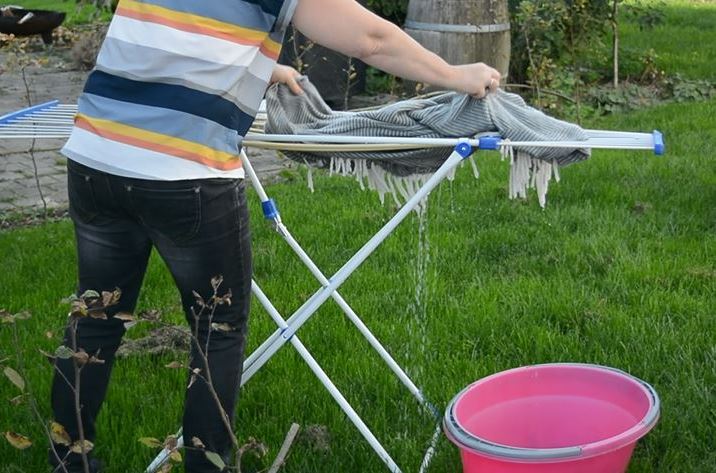 Wolldecke nass auf einem Wäscheständer ausbreiten Waschen Schurwoll-Decke