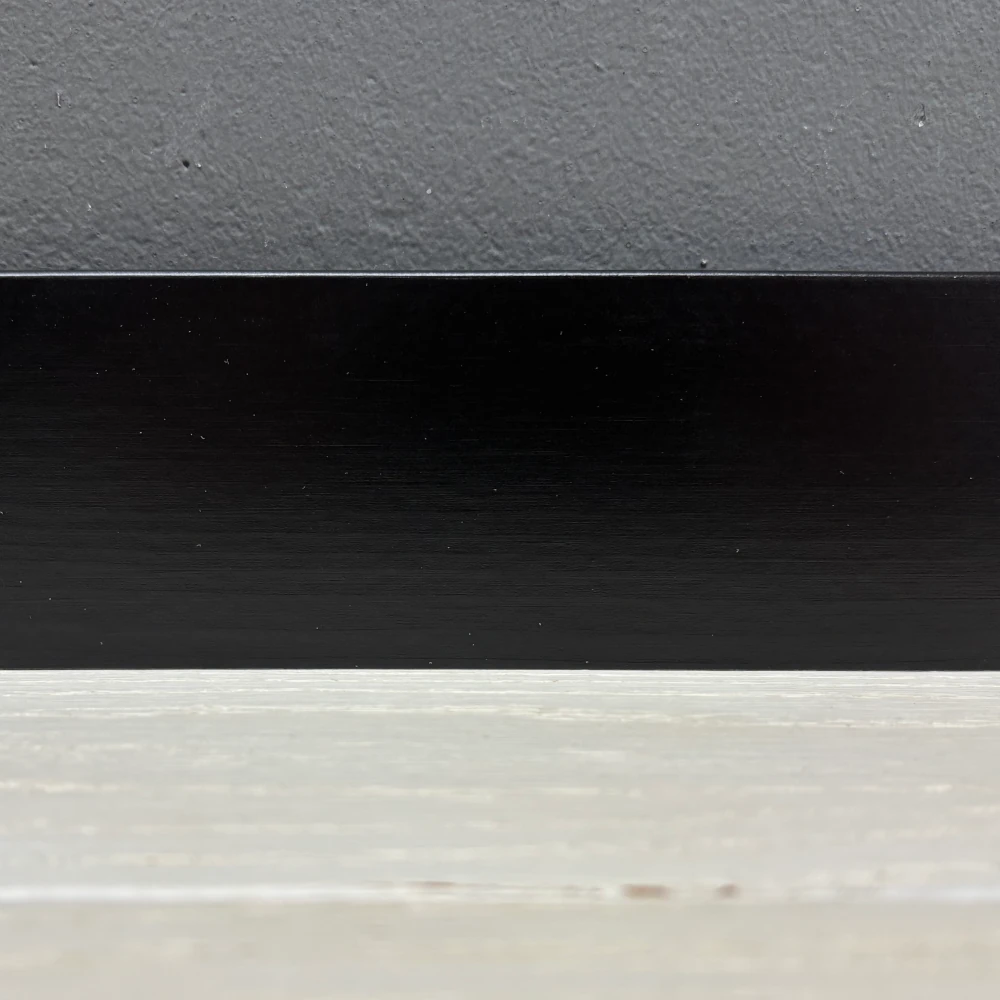 Sockelleiste Kiefer kantig - Schwarz Sockelleiste Kiefer kantig - Schwarz