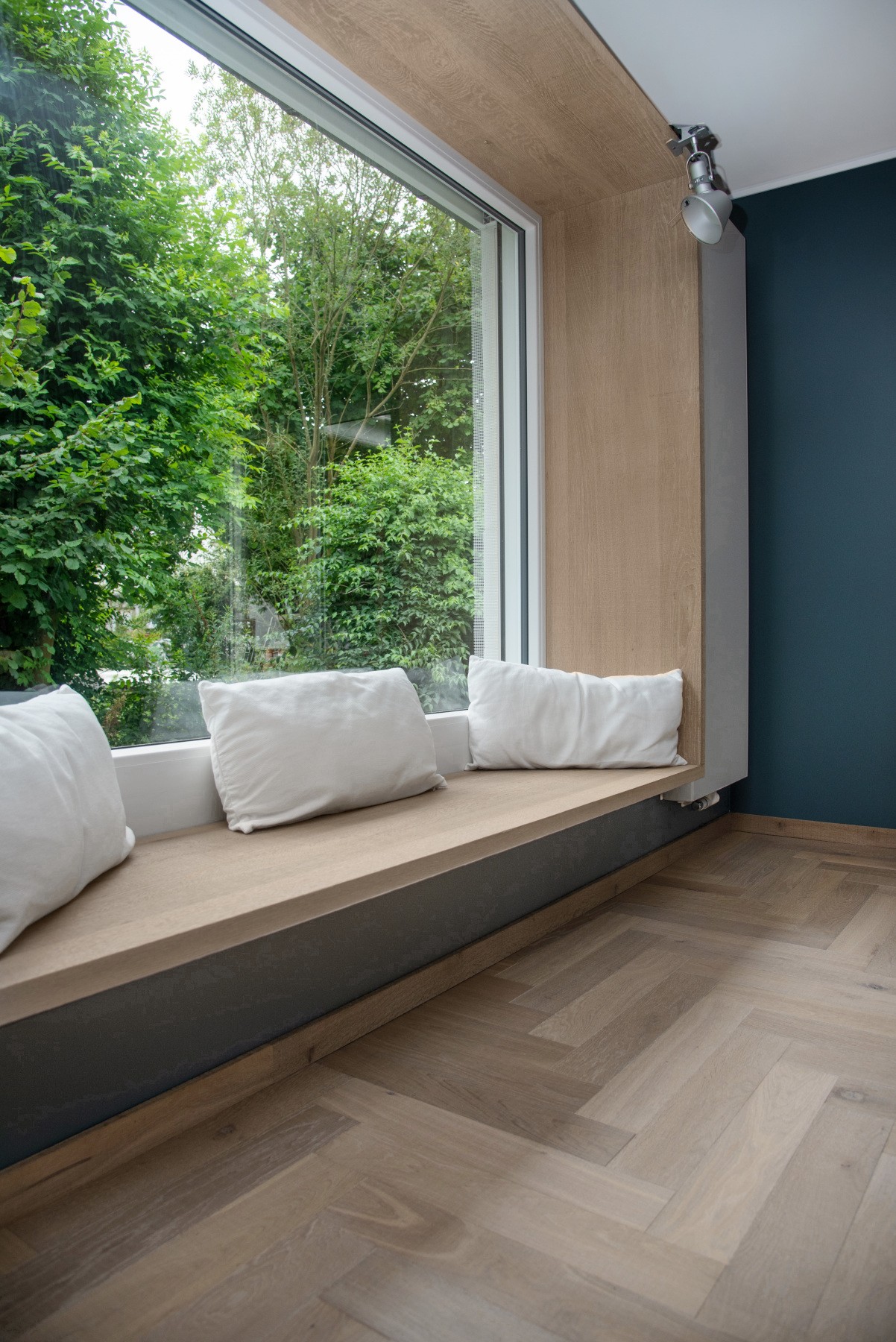 Fischgrät Cristal Grey Sägerau mit passendem Sitzfenster Eiche angeräuchert grau-braun