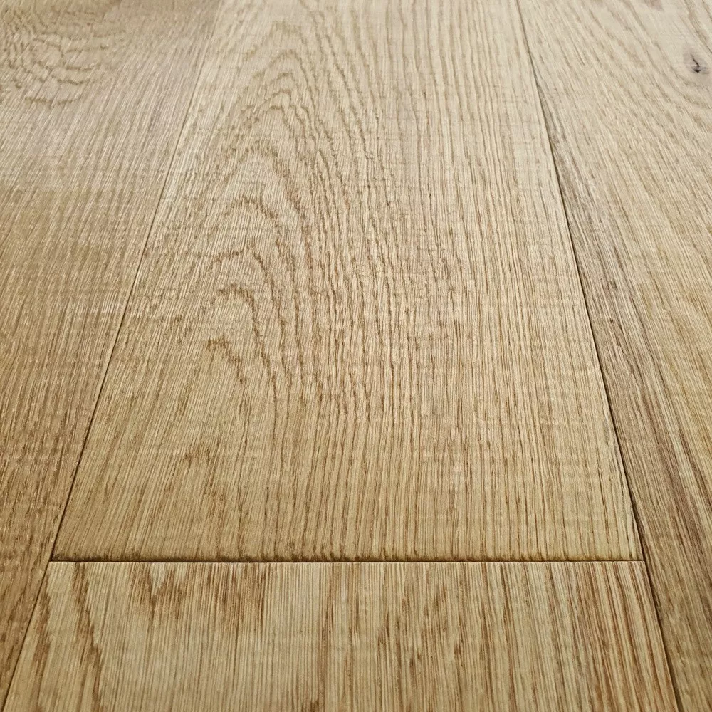 Robuster Massivholzboden hell braun