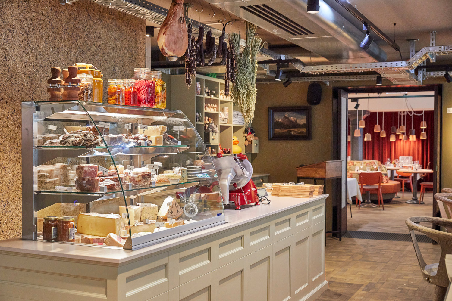 Tafelparkett London Walnut im Restaurant Röschtigrabe Schweiz