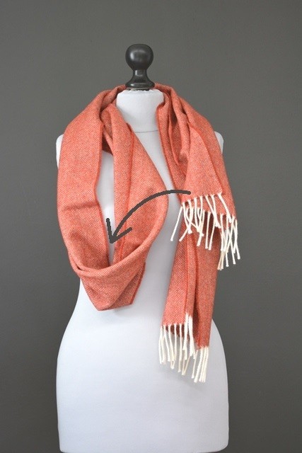 Schal binden zum Klassischen Pashminaknoten: Schritt 1
