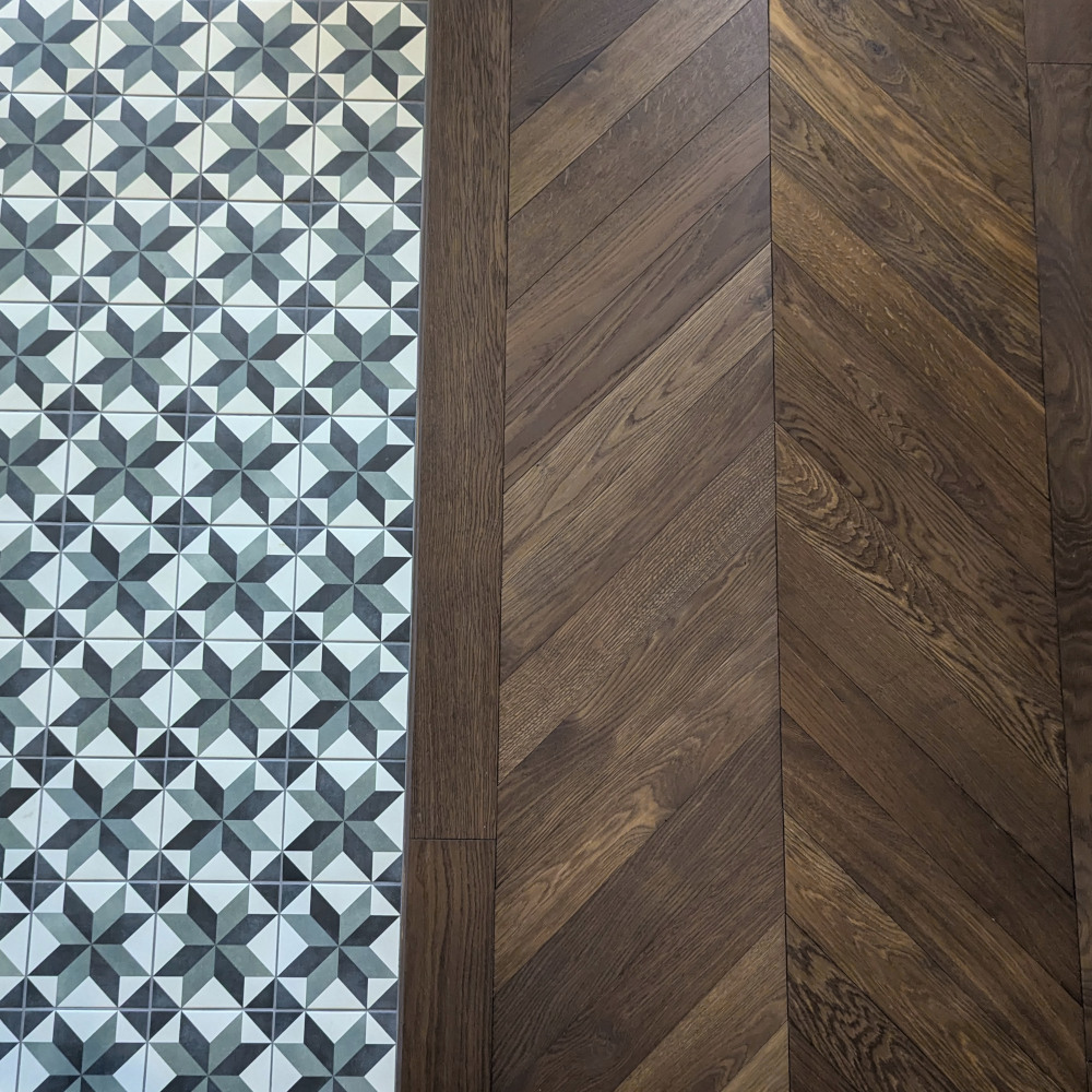 Französisches Fischgrät Eiche Toulon dark (geräuchert) Dunkles Chevron, Leiterparkett, Räuchereiche