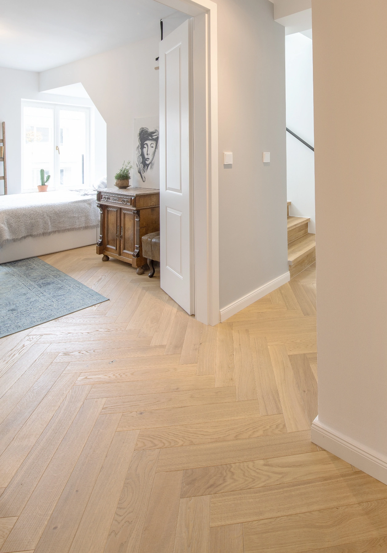 Fischgrät Sägerau Clear White, Eiche massiv Massivparkett, helles Fischgrätparkett