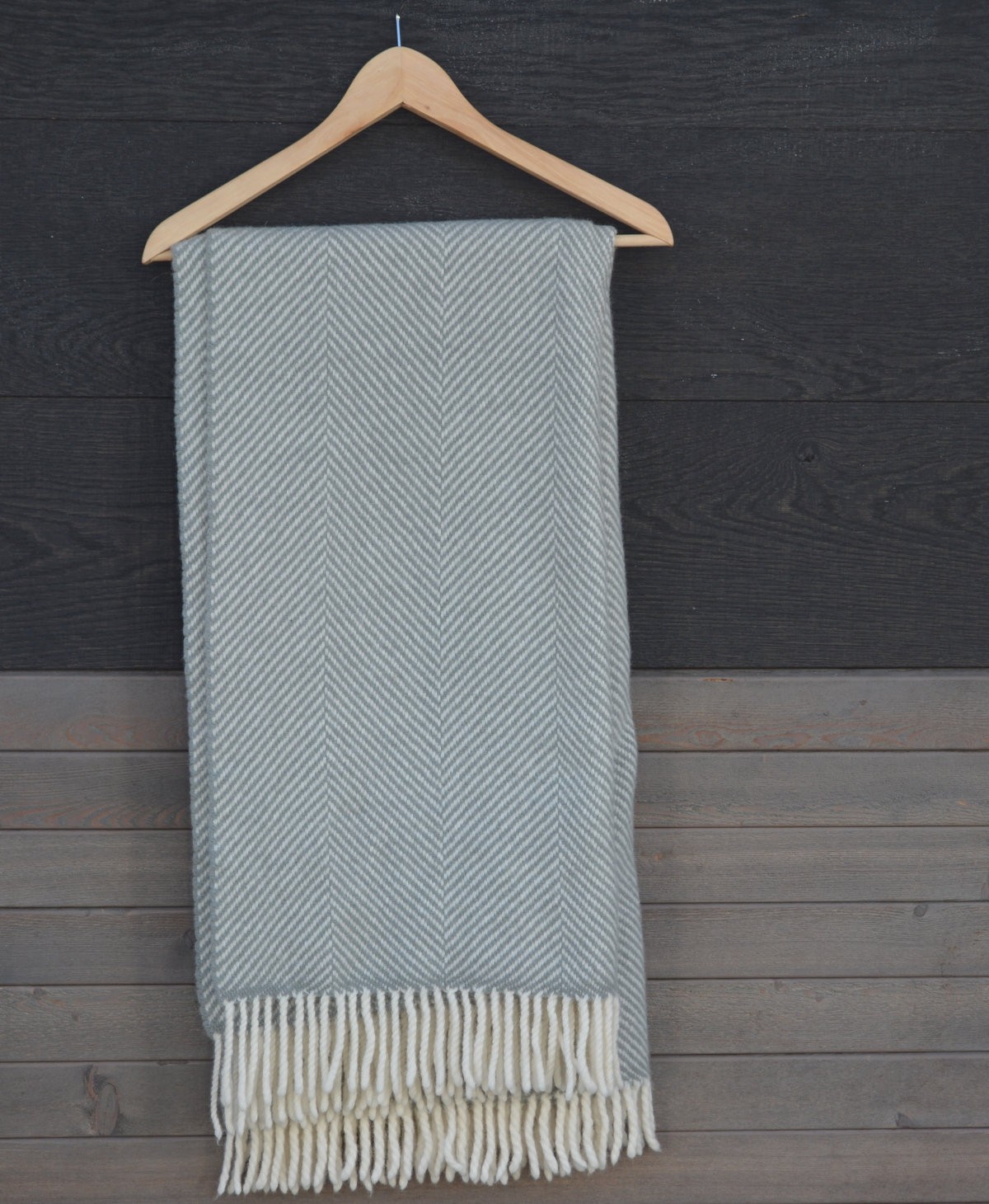 Wolldecke gefaltet auf Bügel trocknen