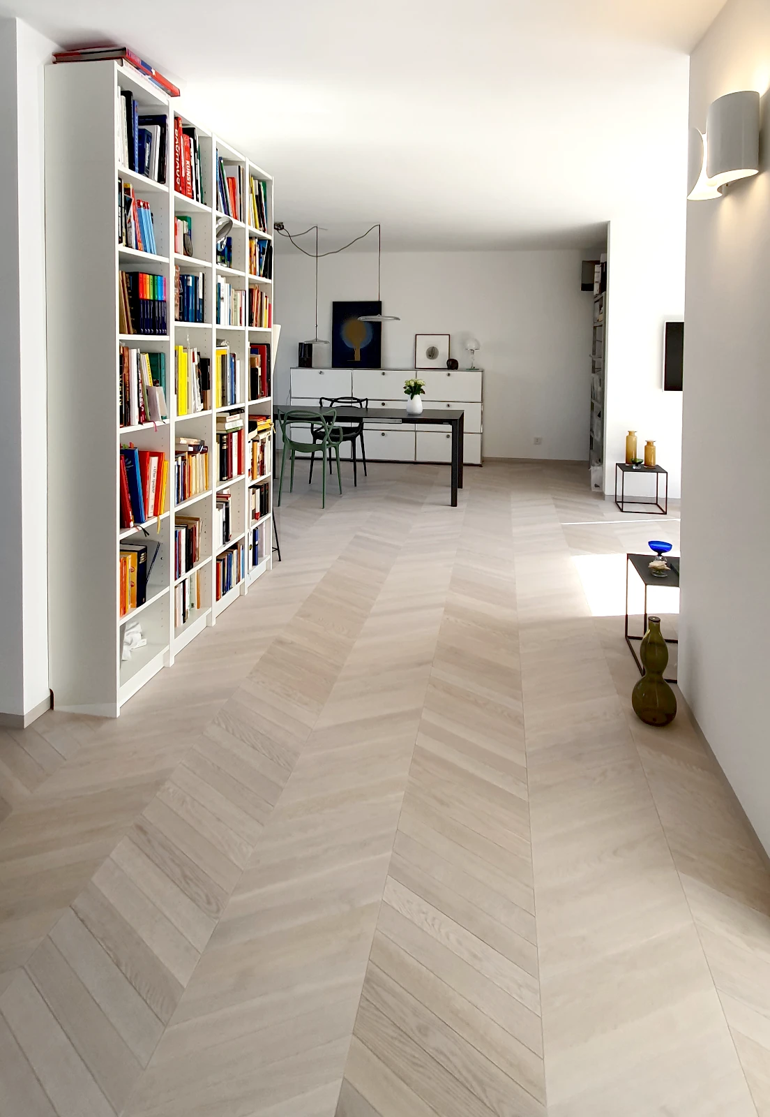 Französisches Fischgrät 60 °, Eiche massiv, Noblesse Polar White Chevron Massivholz, weißes Parkett