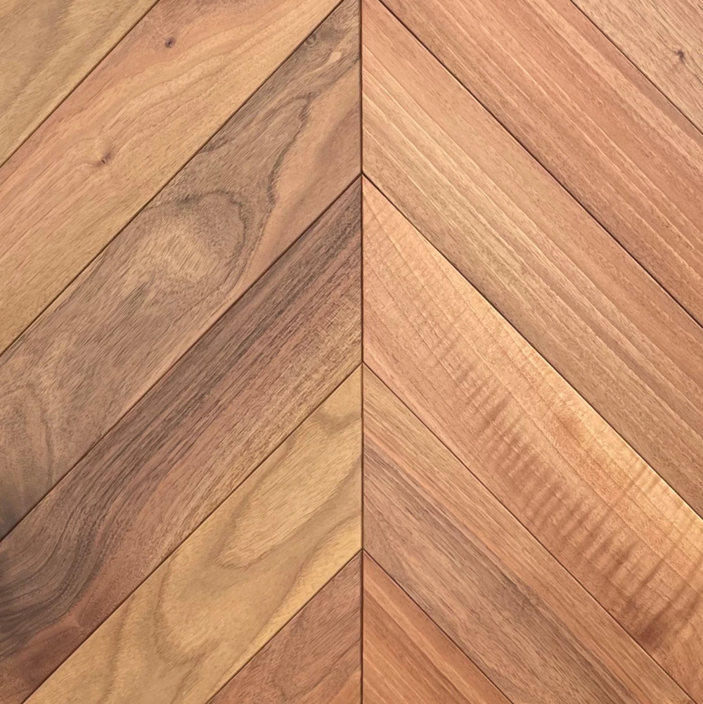 Französisches Fischgrätparkett aus aus Europäischer Walnuss