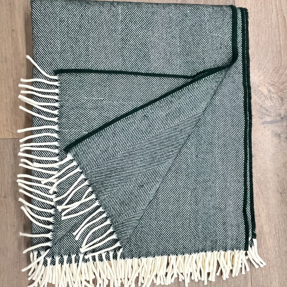 Plaid Cosy Lambswool - Fir Tree Grüne Wolldecke, Fischgrätmuster, Made in Ireland