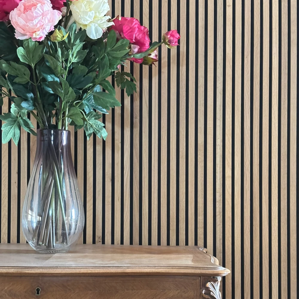 Akustikpaneele Wildeiche & Eiche, natur Akustikpaneel aus massiver Eiche, natur, Tisch mit Blumen