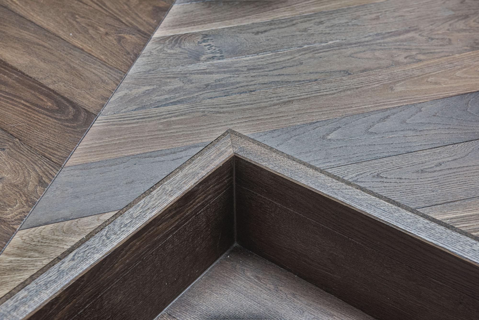 Französisches Fischgrät Eiche Colombian im Loft Chevron Räuchereiche Sanierung