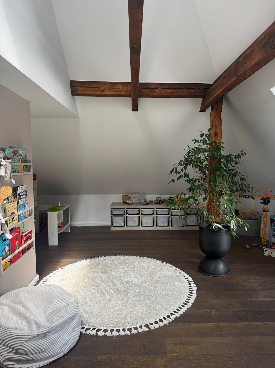 Dunkelbraune Eichendielen im Kinderzimmer