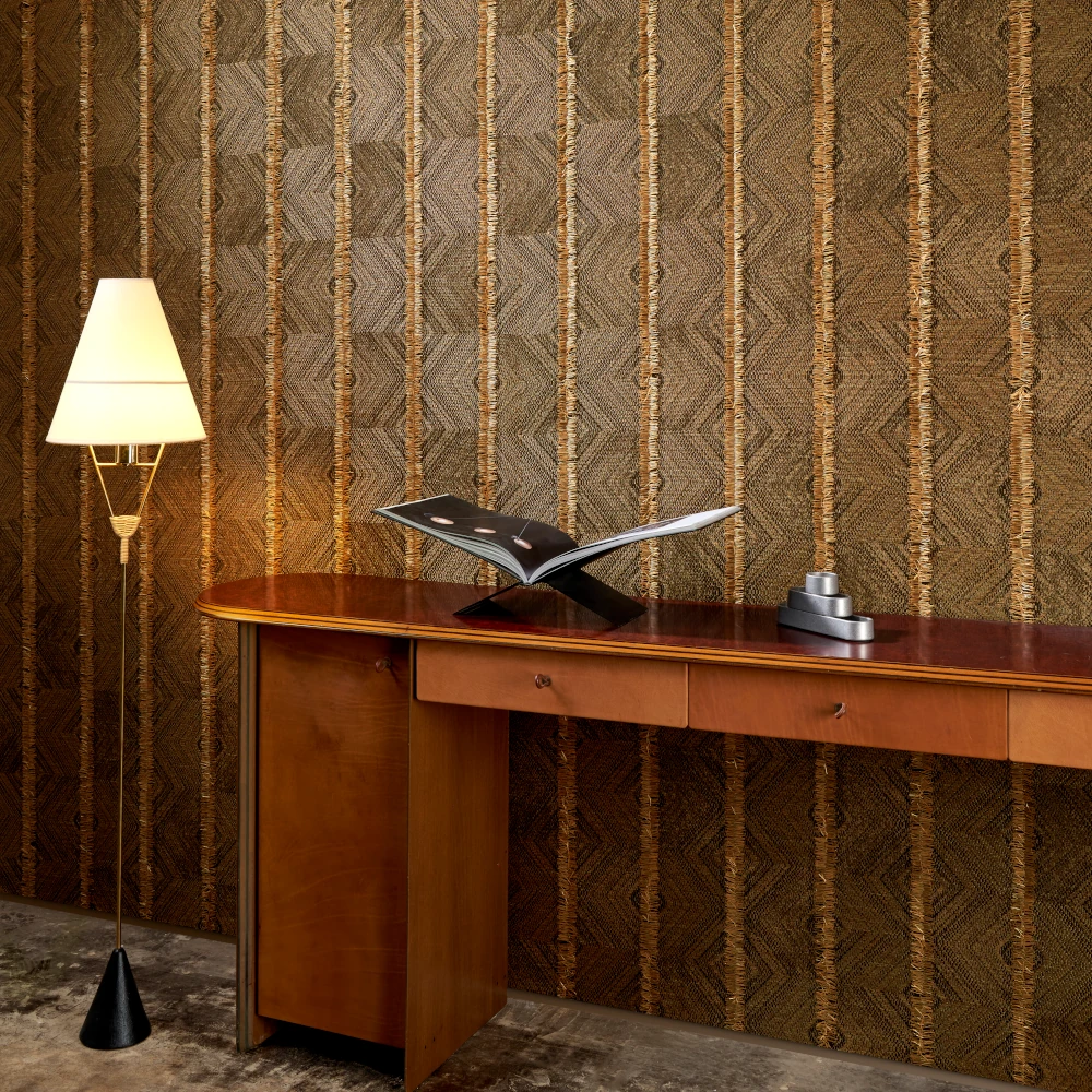 Majesto – Caramel – 58510, Le Couturier Braune Tapete mit Schreibtisch