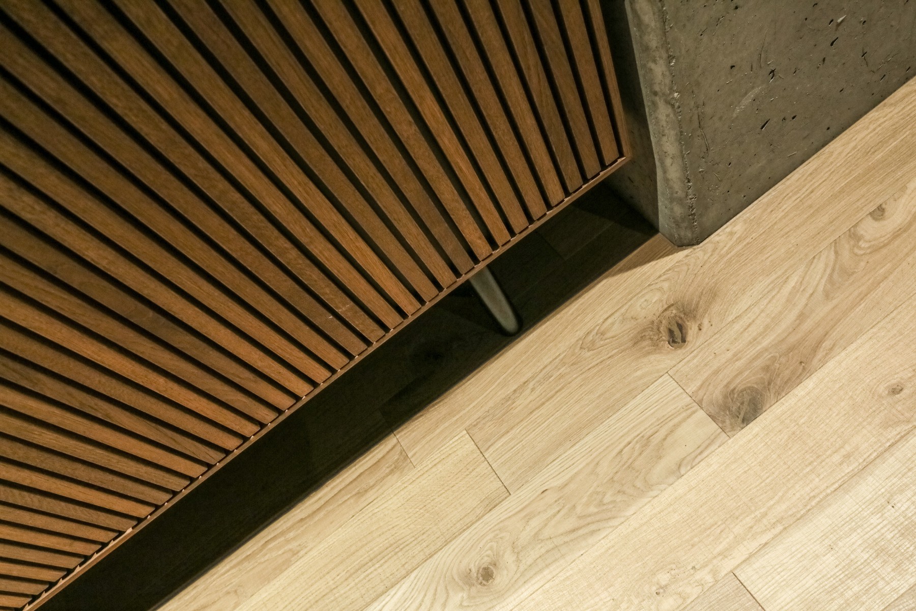 Massivholzdielen Eiche Clear White Sägerau im "SkyAngle"-Gebäude Kurzdielen Eichendielen