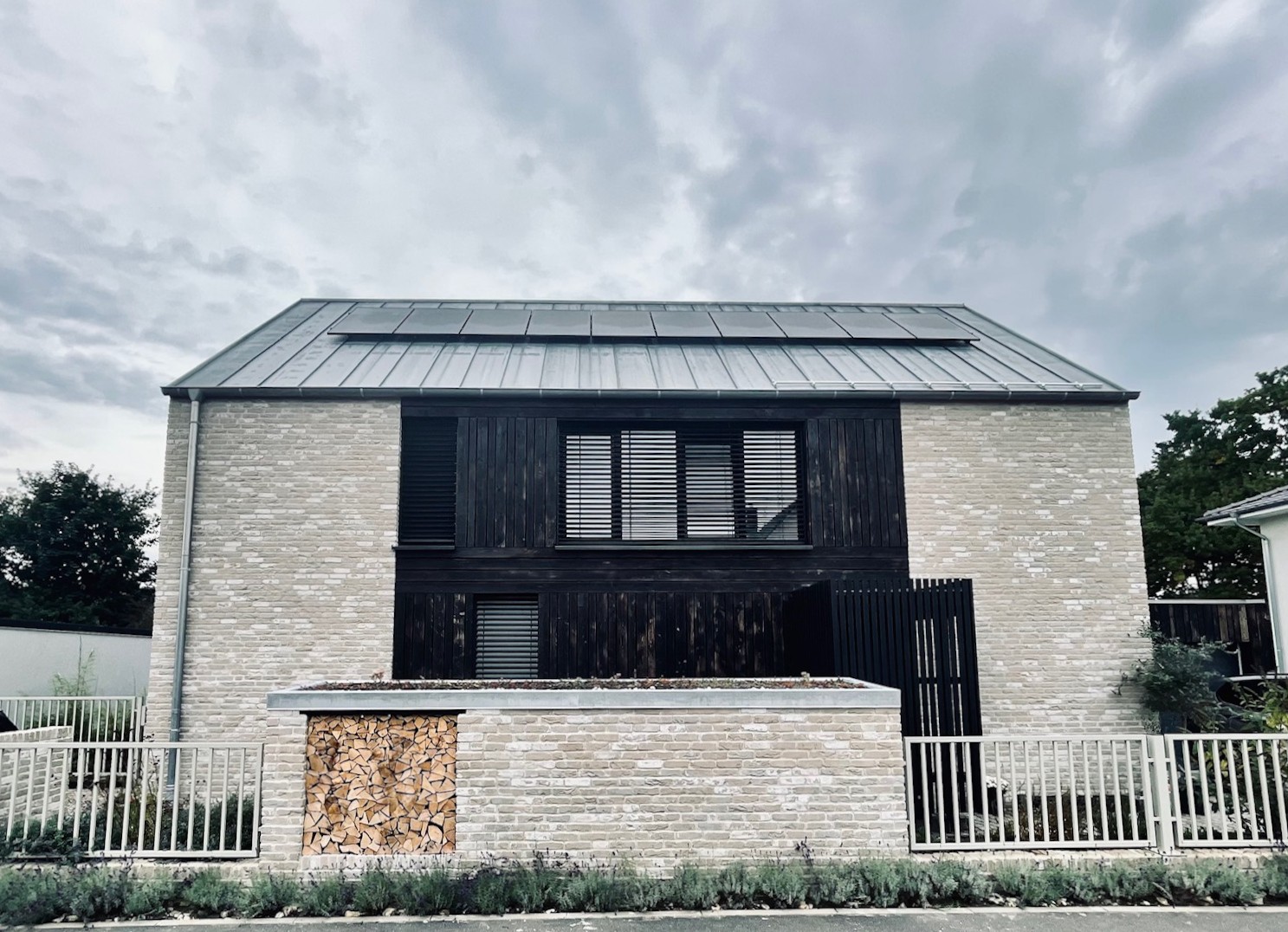 Klinker-Bauweise und Fassade aus verkohltem Holz Architektenhaus nahe Berlin
