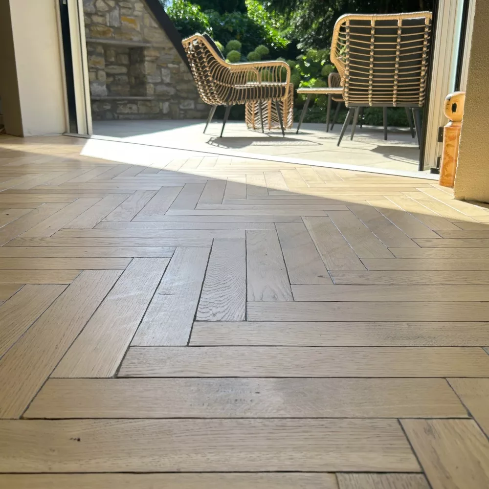 Massivholzparkett mit farblich abgesetzten Kanten