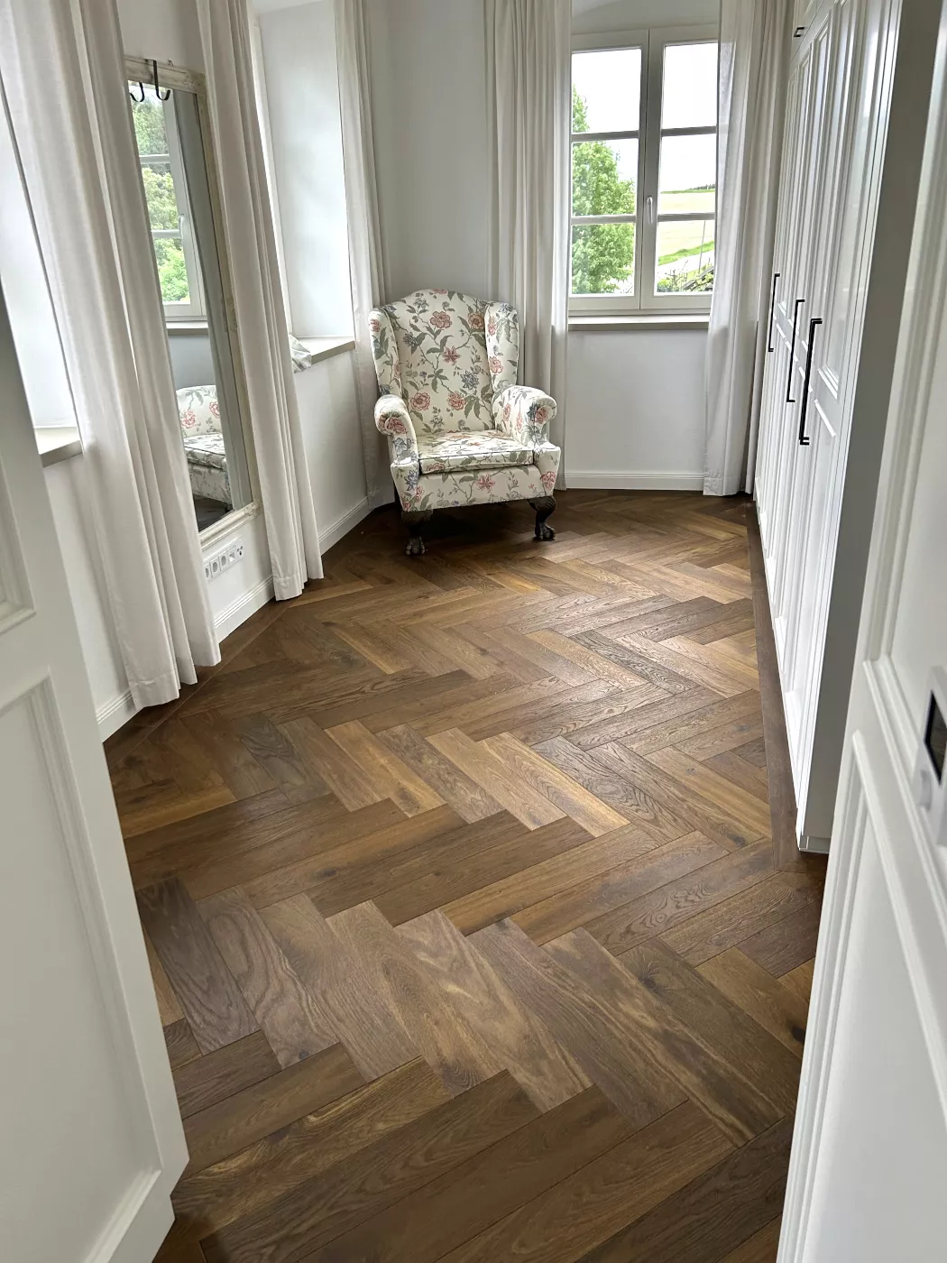 Dunkles Fischgrätparkett