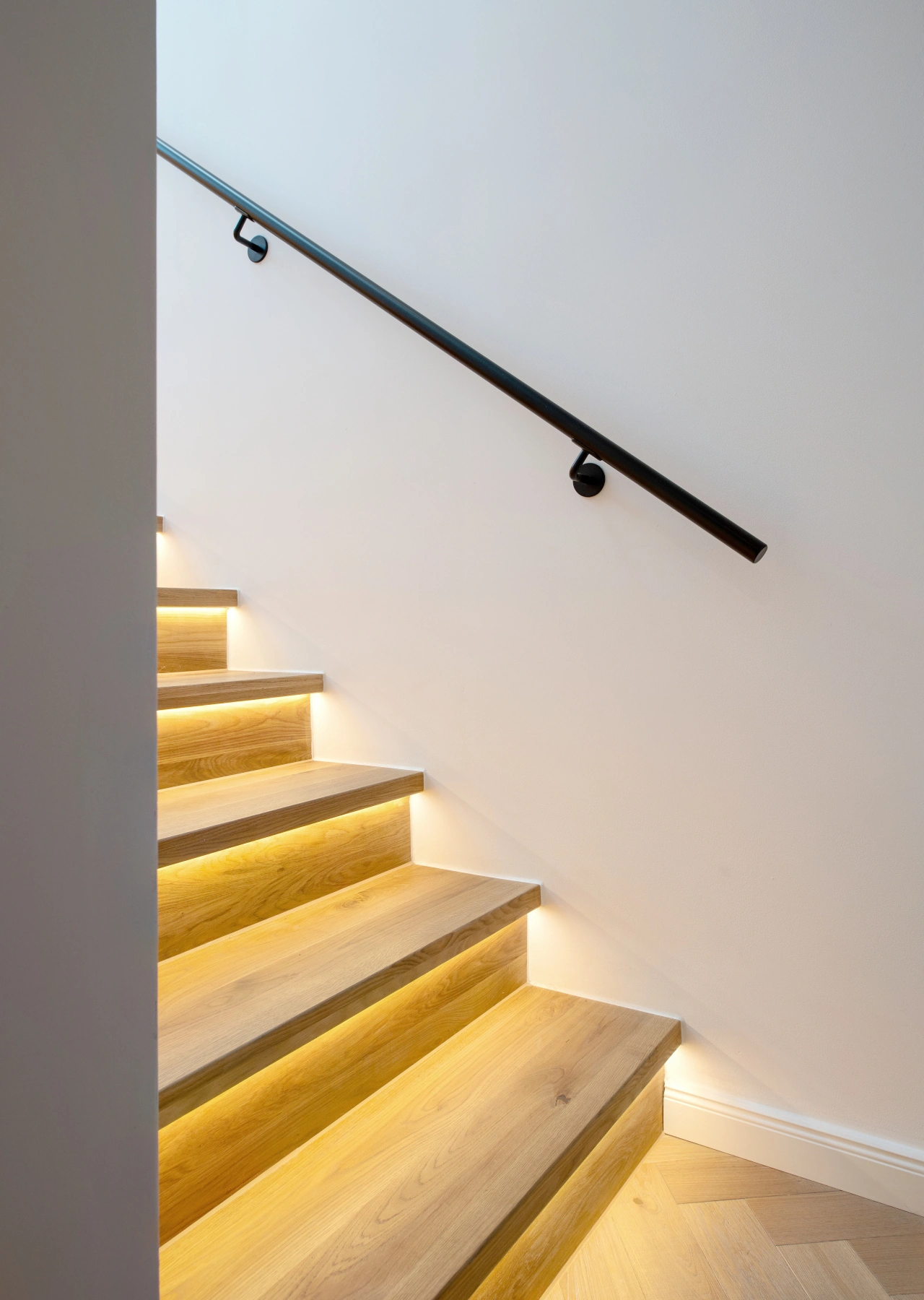 Treppen Clear White Massivparkett, helles Fischgrätparkett