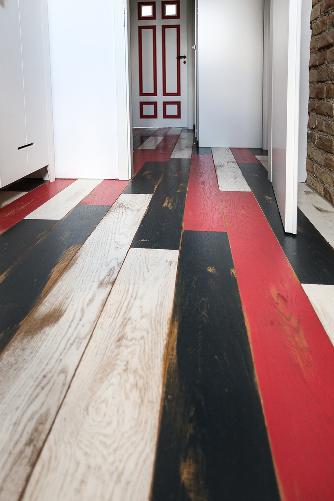 Vintage-Dielen Loft Rot Farbige Vintage Dielen aus Eiche
