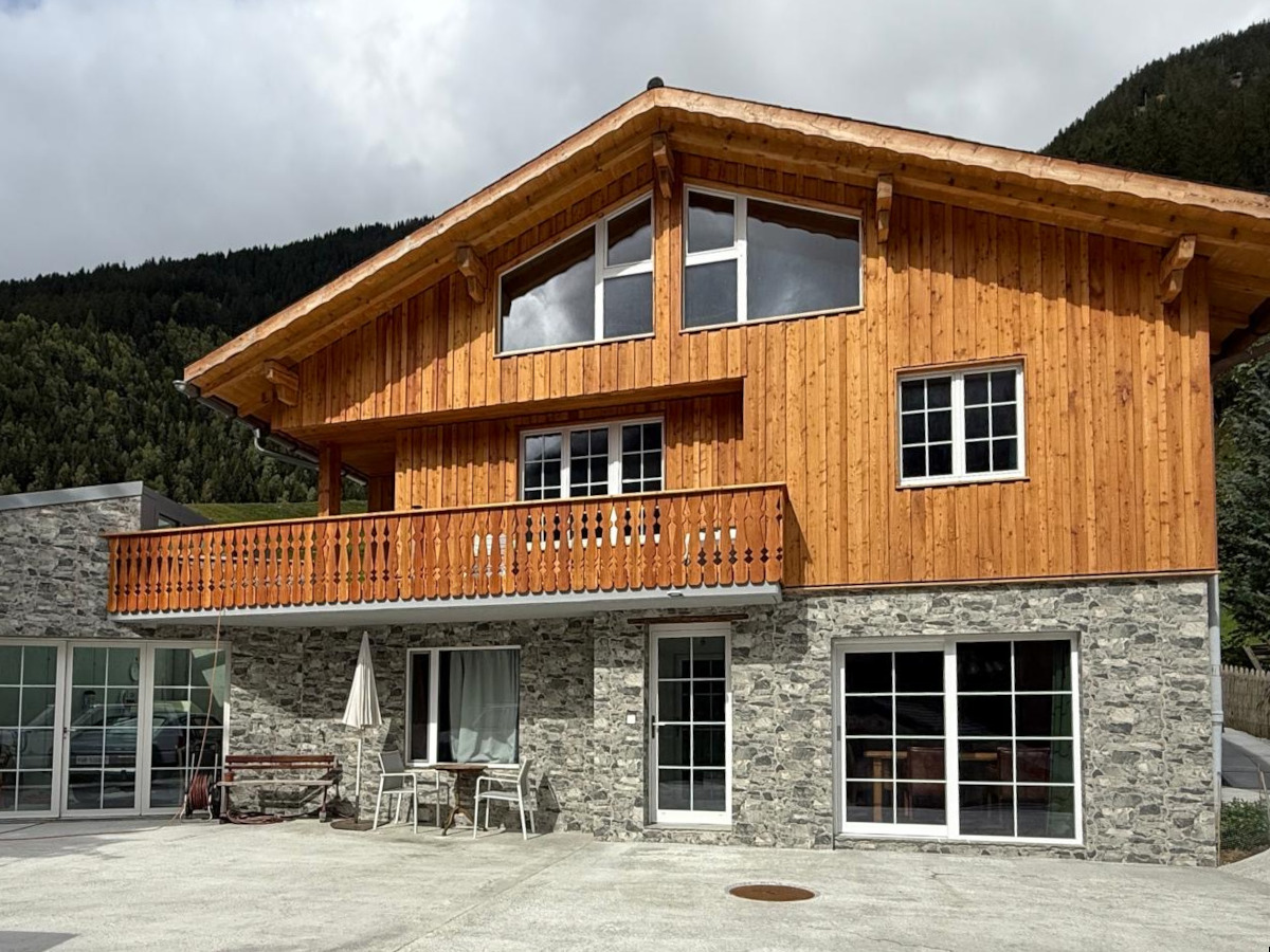 Saniertes Chalet, ausgestattet mit Fischgrät Chocolate Räuchereiche Schweiz