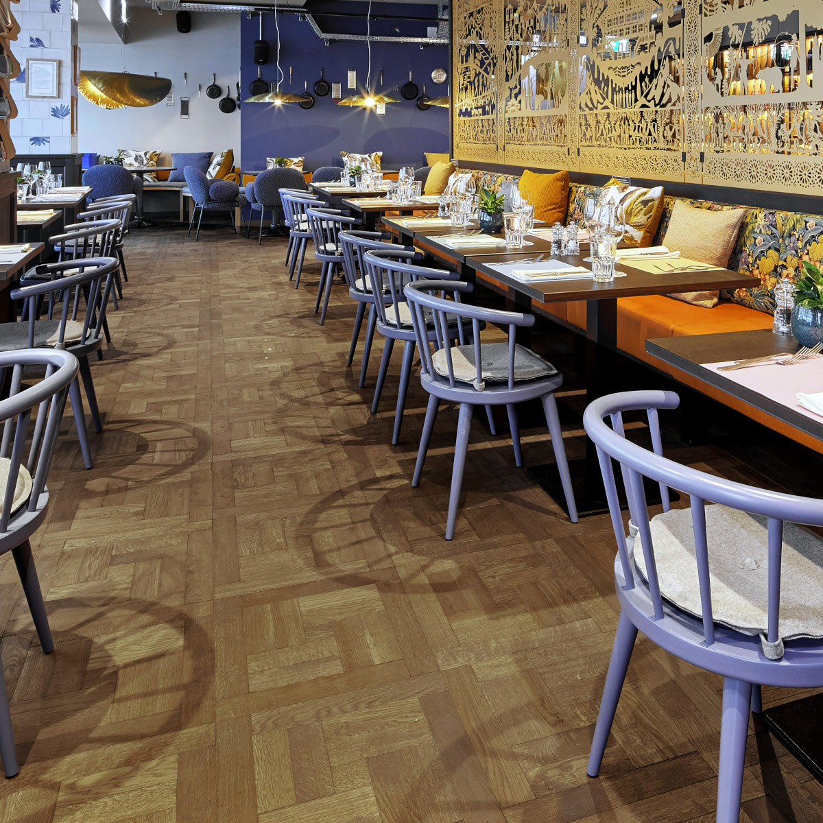 Tafelparkett London Walnut im Restaurant Röschtigrabe Schweiz