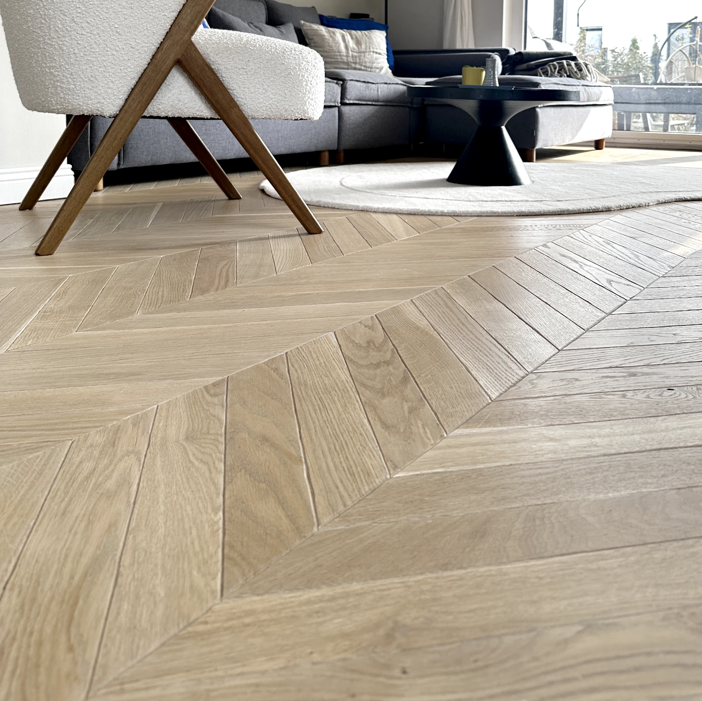 Französisches Fischgrät-Parkett Eiche Antik Creamy Horse Chevron Antikparkett