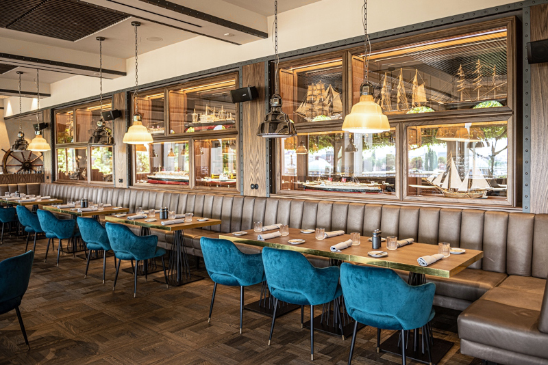 Tafelparkett im Hotel Hafen SitzbereichSchiffswand@Stimmungsfaenger_web-neu
