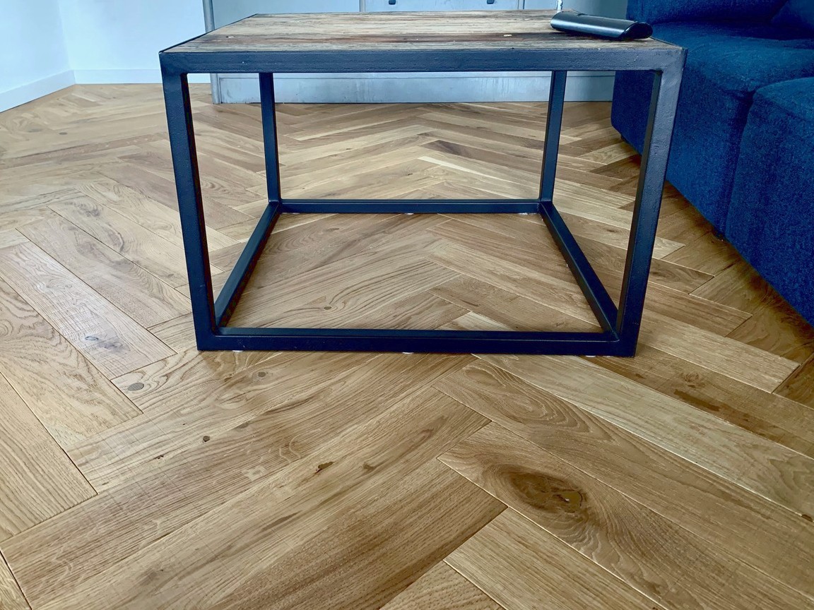 Sägeraues Fischgrät-Parkett aus massiver Eiche, Farbton Clear Fischgrät Sägerau Eiche