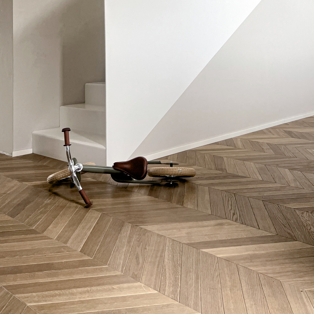 Französisches Fischgrät: Eiche Antik Smoky Horse - Greige Chevron Antikparkett Räuchereiche saskia_li