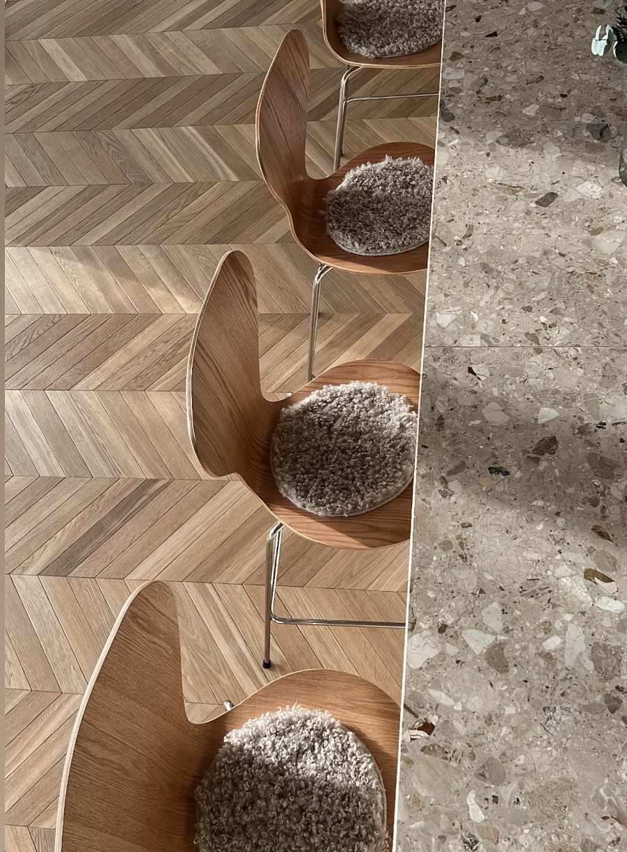 Französisches Fischgrät: Eiche Antik Smoky Horse - Greige Chevron Antikparkett Räuchereiche saskia_li