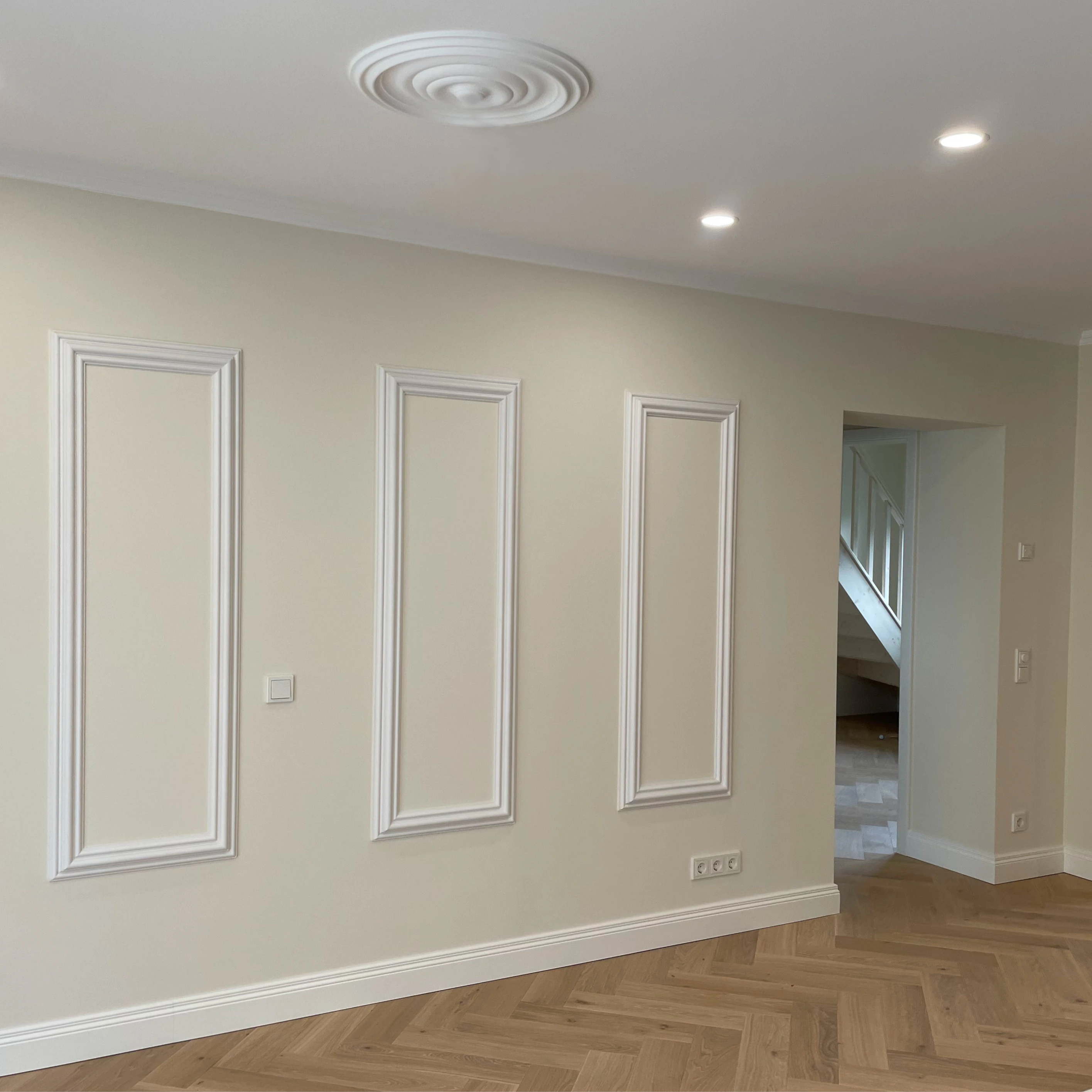 Klassisches Fischgrät Eiche Super White, Massivholz Sockelleiste Alt-Lübeck & ORAC W120 Autoire Wohnraum mit hellem Fischgrätparkett und Stuckdecor