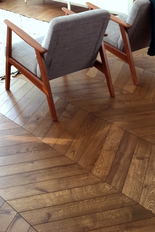 Französisches Fischgrät-Parkett 60° - Chevron - Eiche Chestnut Rustic Parkett kastanienbraun, Altbausanierung, dunkelbraunes Parkett